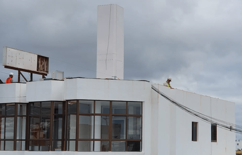 Los vecinos sospechan de una extraña estructura que han instalado en la azotea del inmueble (Foto TA)
